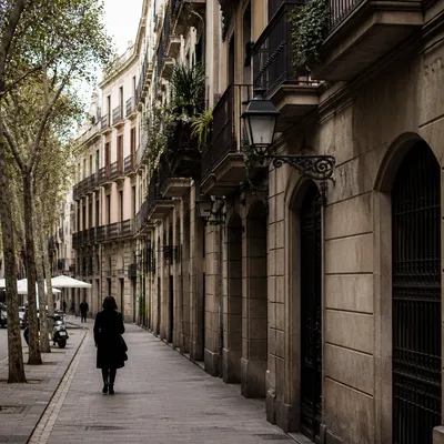 Calle de fachadas de piedra en Barcelona, zona habitual de cerrajería local